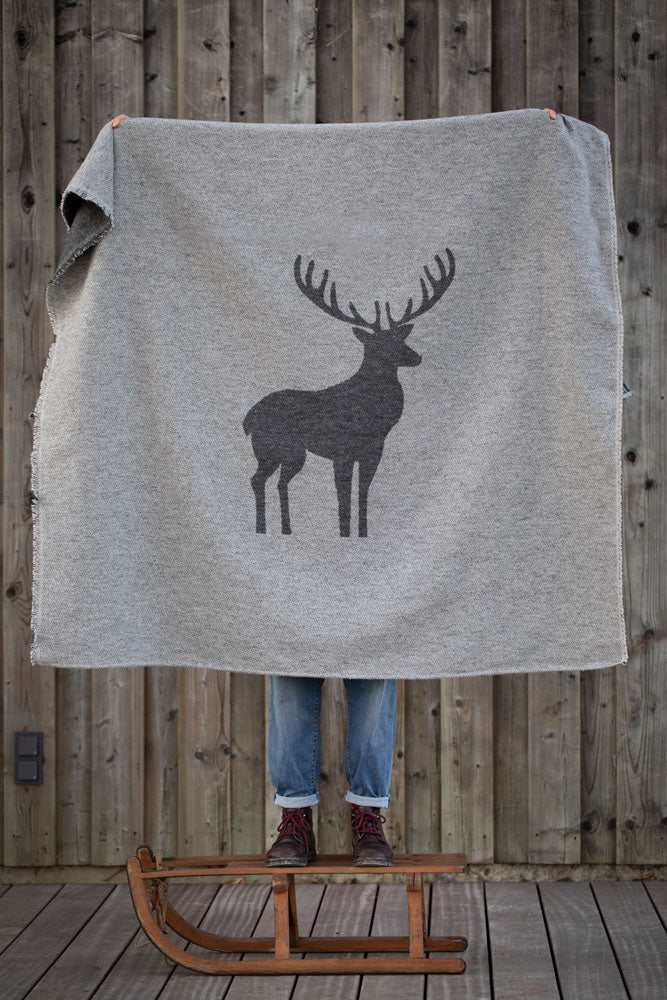 LUCA throw "centered deer"