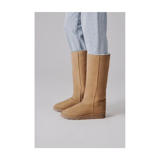 Sustainable beige knee-high vegan boots with Faux Fur details