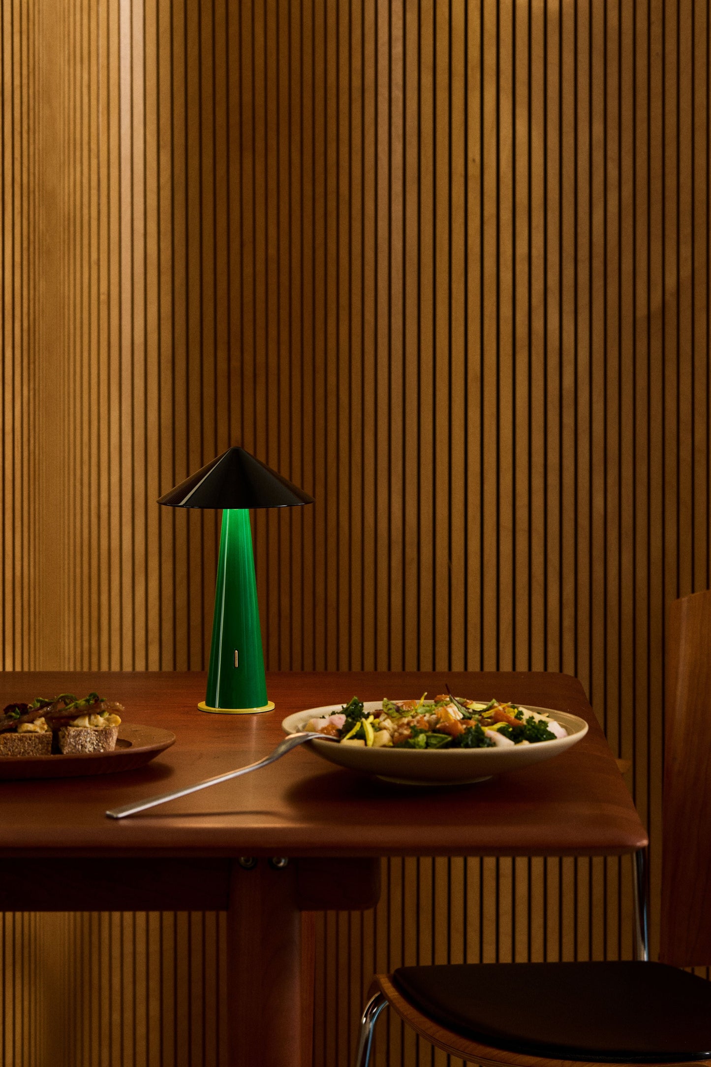 TIPSY Portable lamp - Rich black/Emerald Green