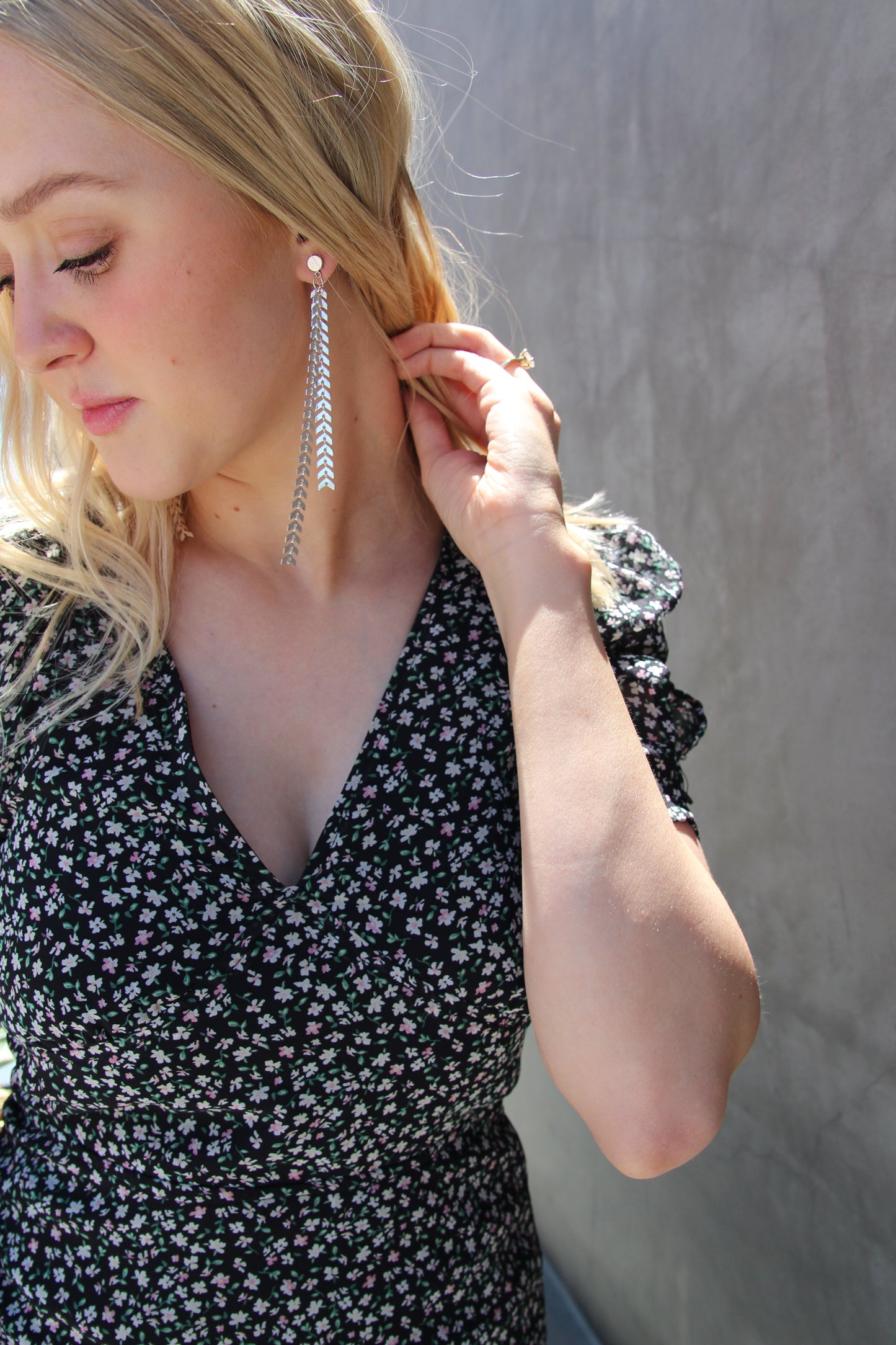 Elegante Silver Chevron Dangle Earrings