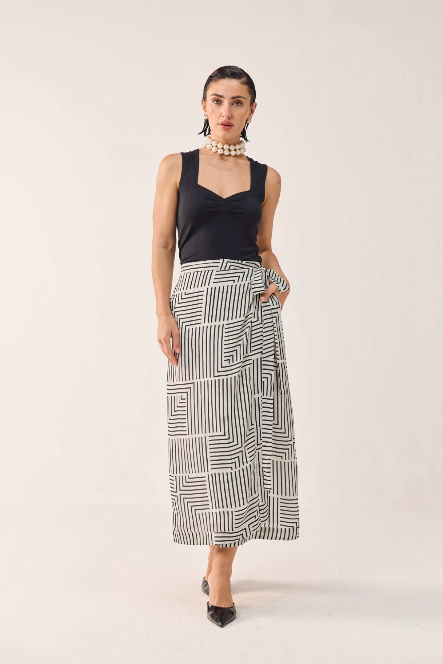 Regular Sweetheart Neck Top in Black