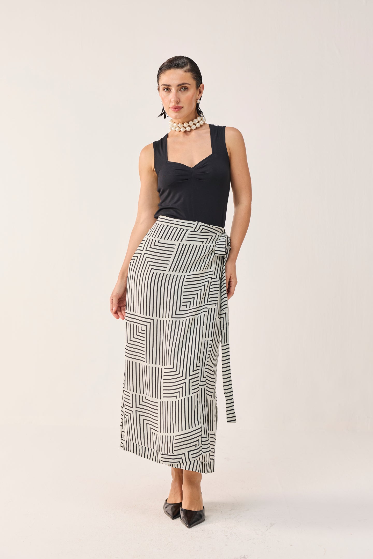 Regular Sweetheart Neck Top in Black