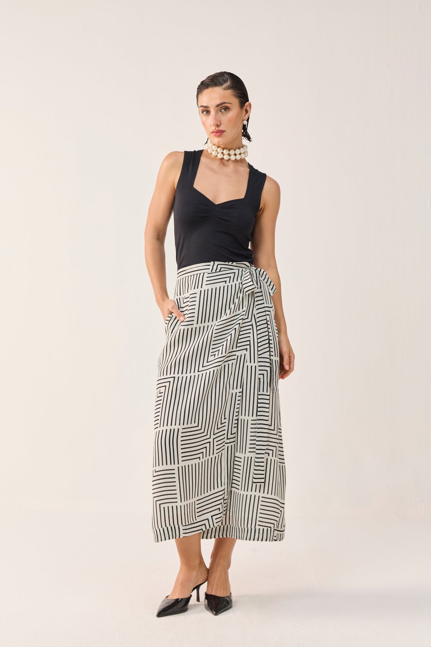 Regular Sweetheart Neck Top in Black
