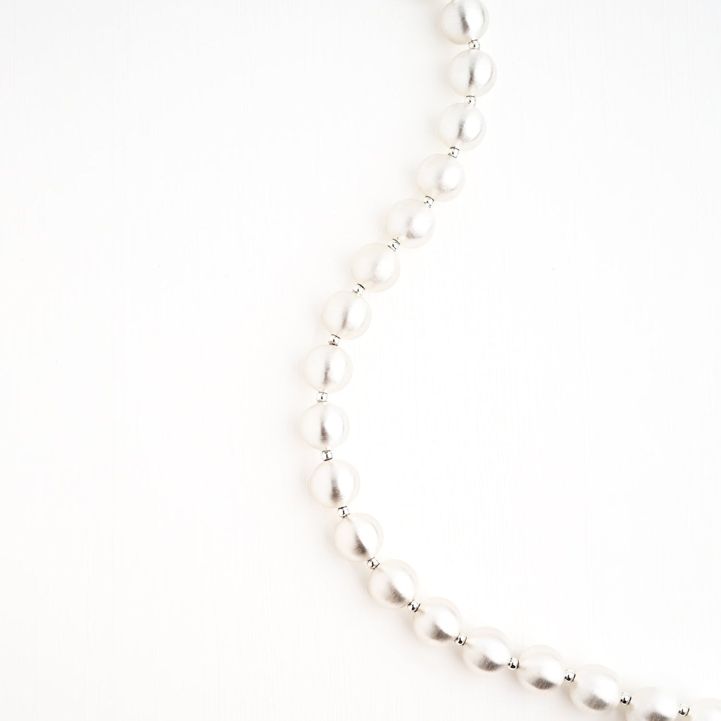 En Vogue Ball Necklace in Silver