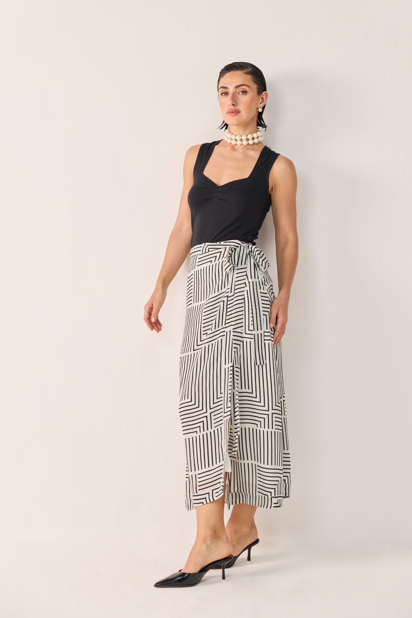 Regular Sweetheart Neck Top in Black