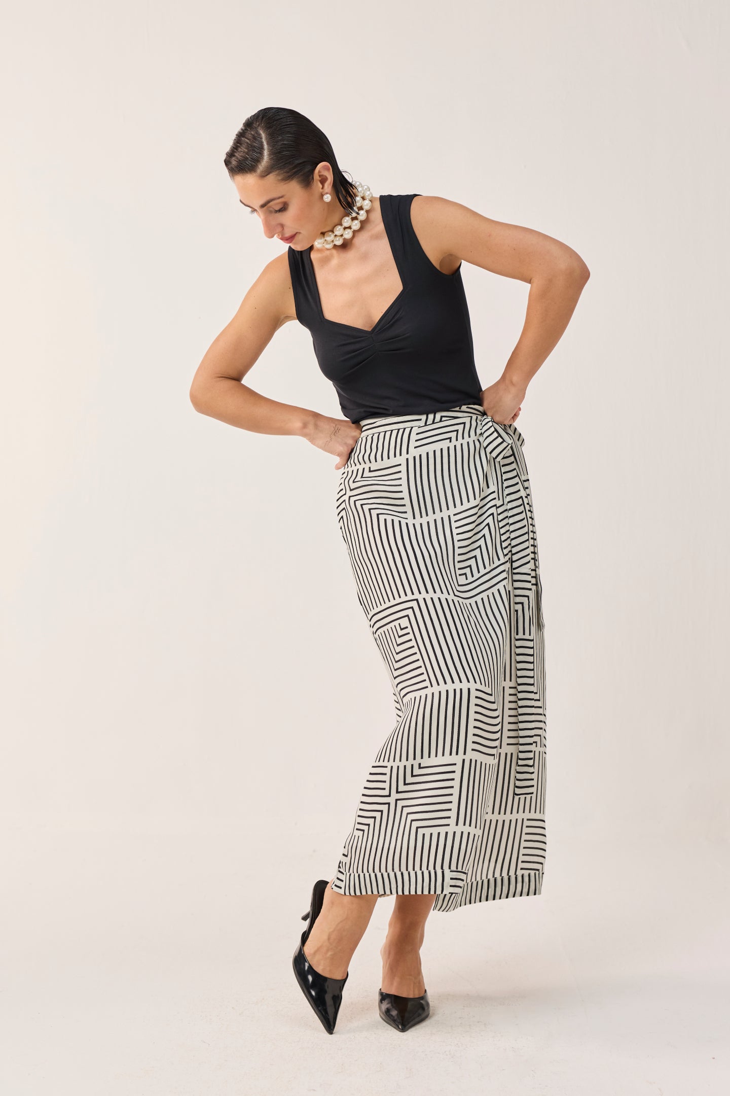 Regular Sweetheart Neck Top in Black