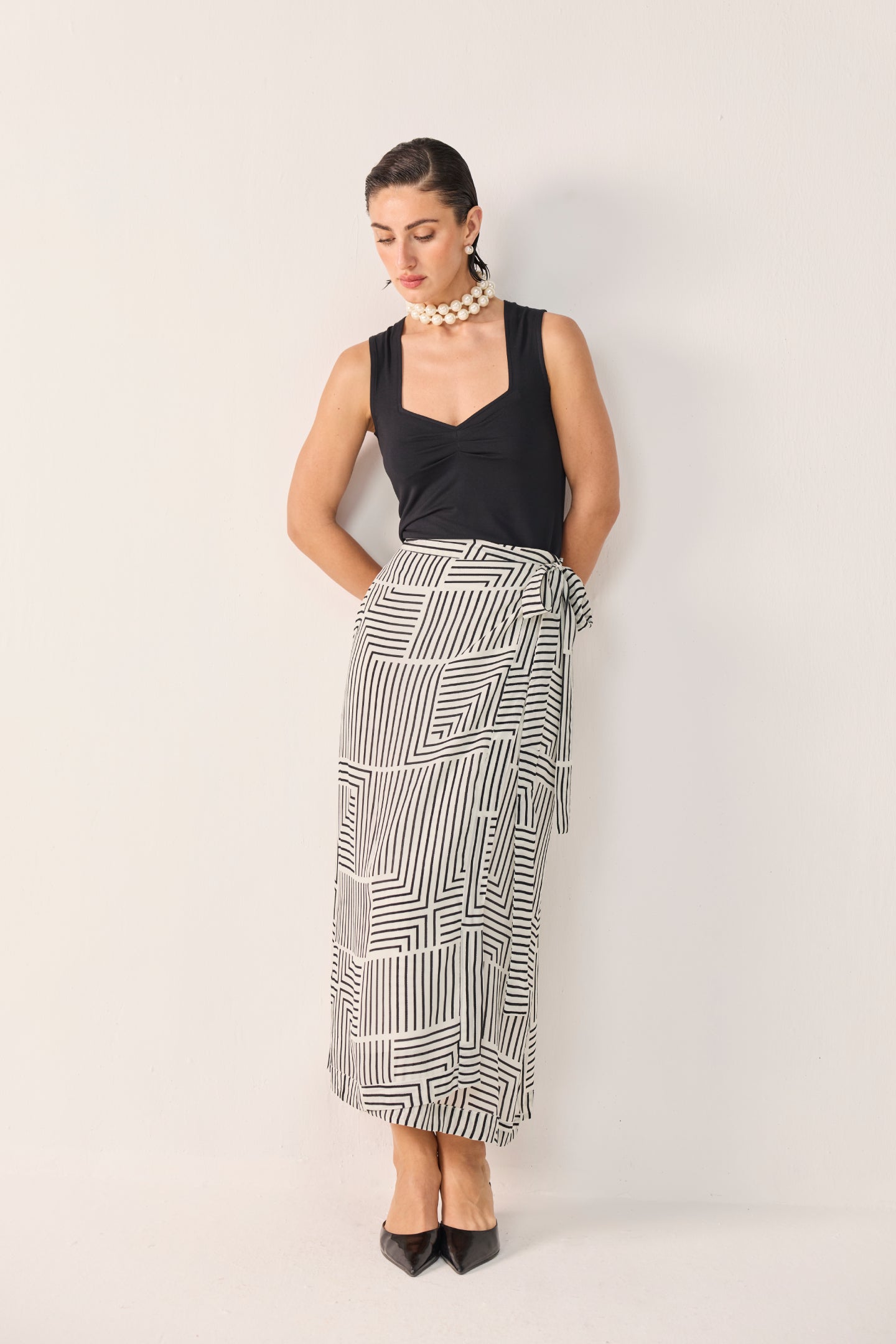 Regular Sweetheart Neck Top in Black