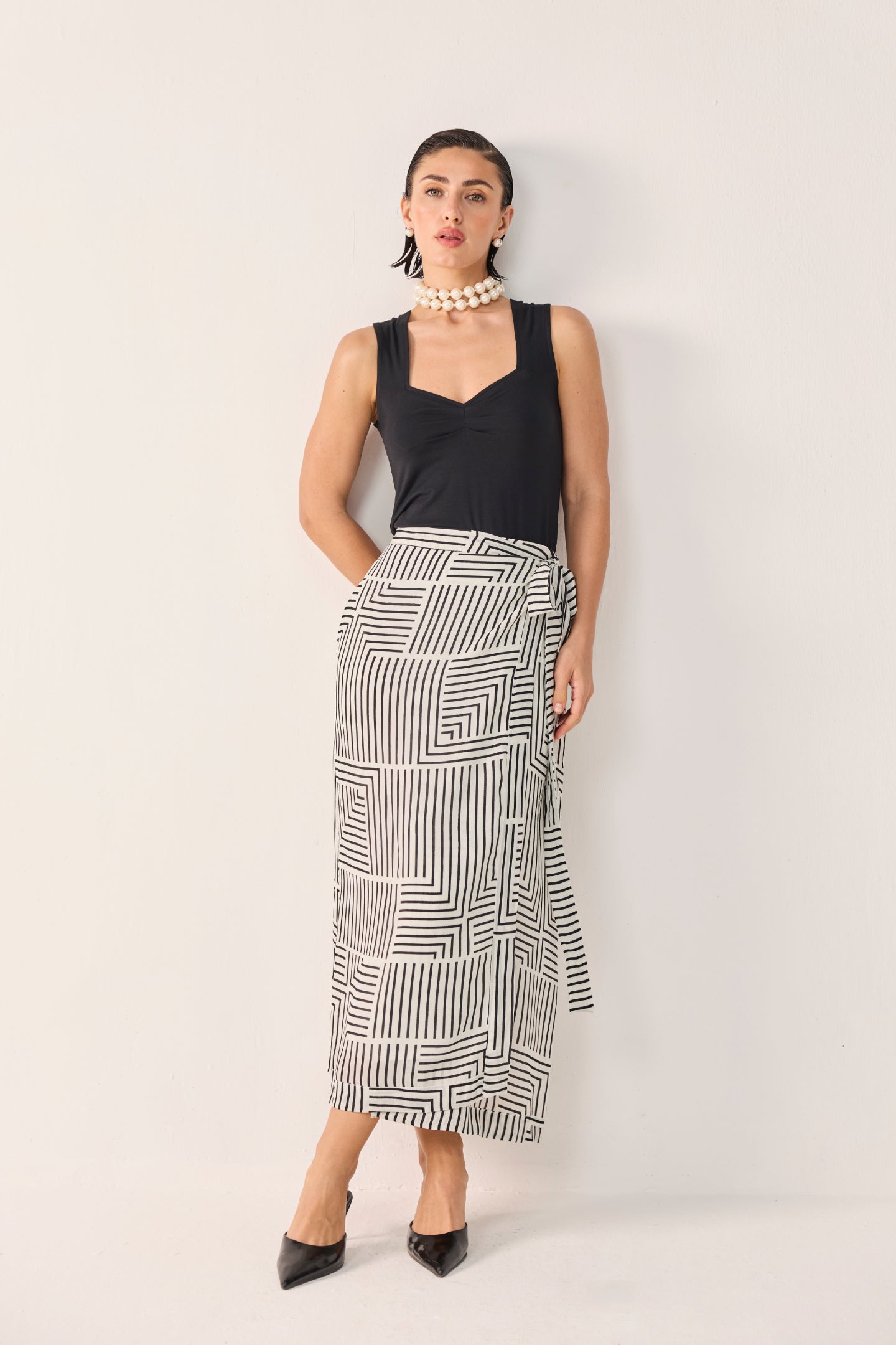 Regular Sweetheart Neck Top in Black
