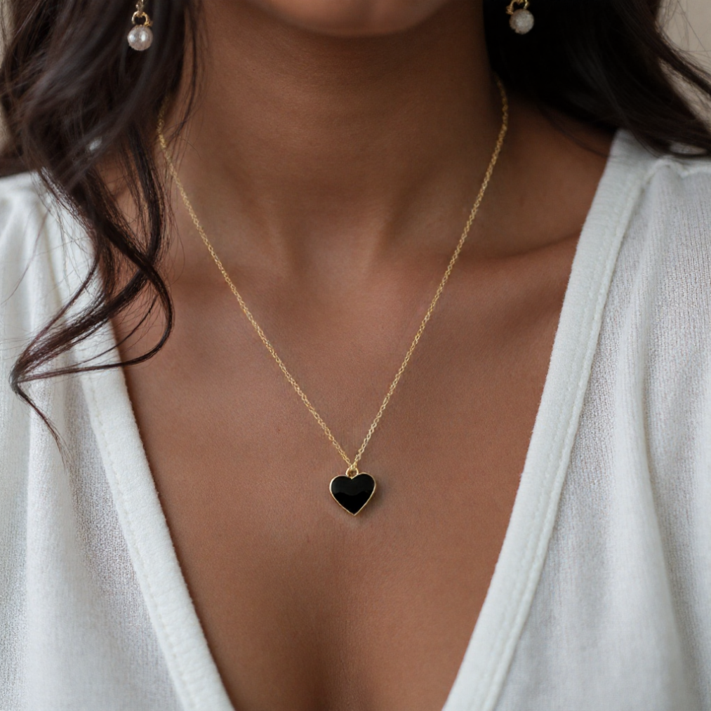 Single Hearted Girl Black Heart Necklace | Magnetic Clasp