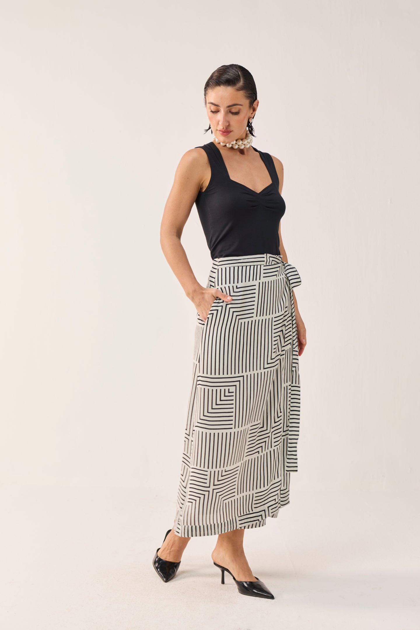 Regular Sweetheart Neck Top in Black