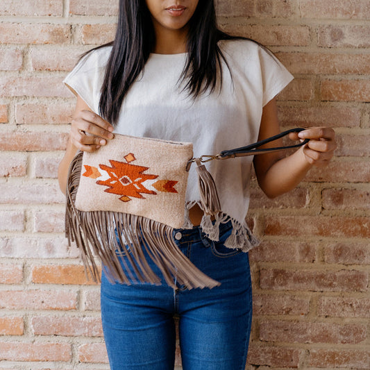 Crisálida Fringe Wristlet