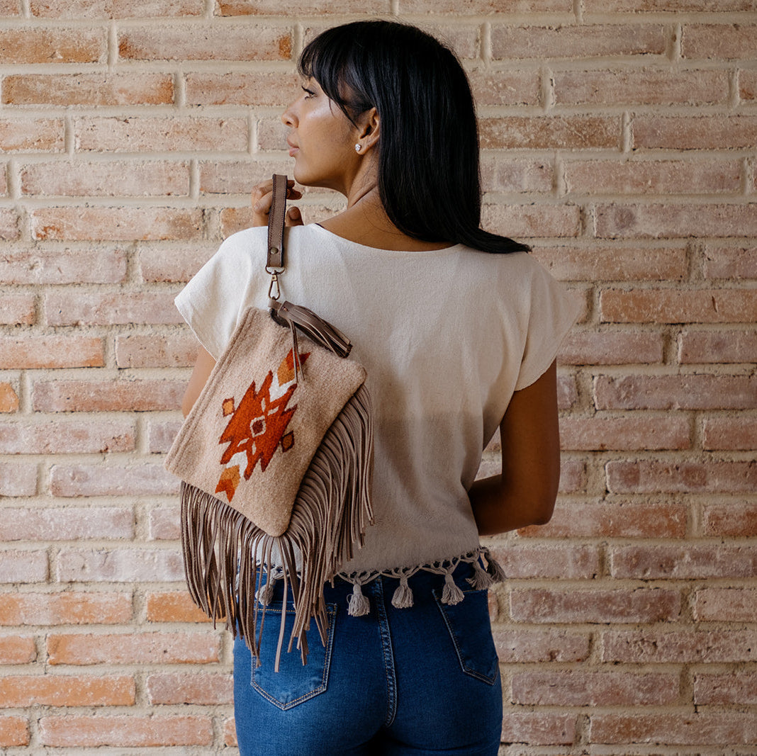 Crisálida Fringe Wristlet