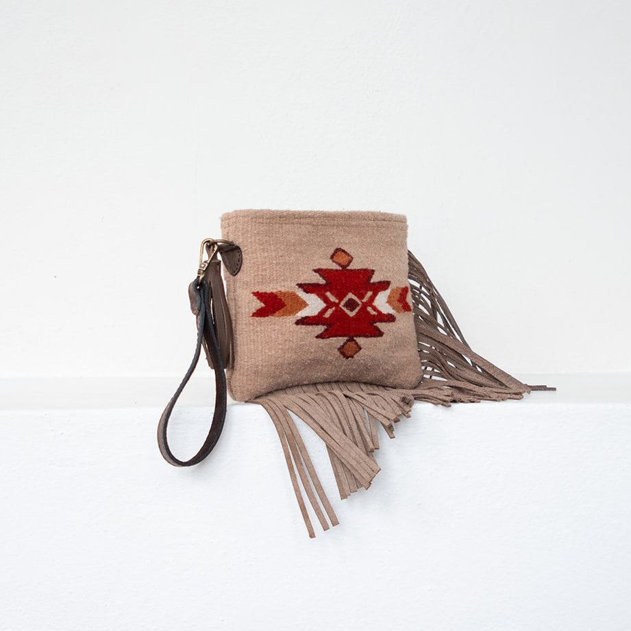 Crisálida Fringe Wristlet