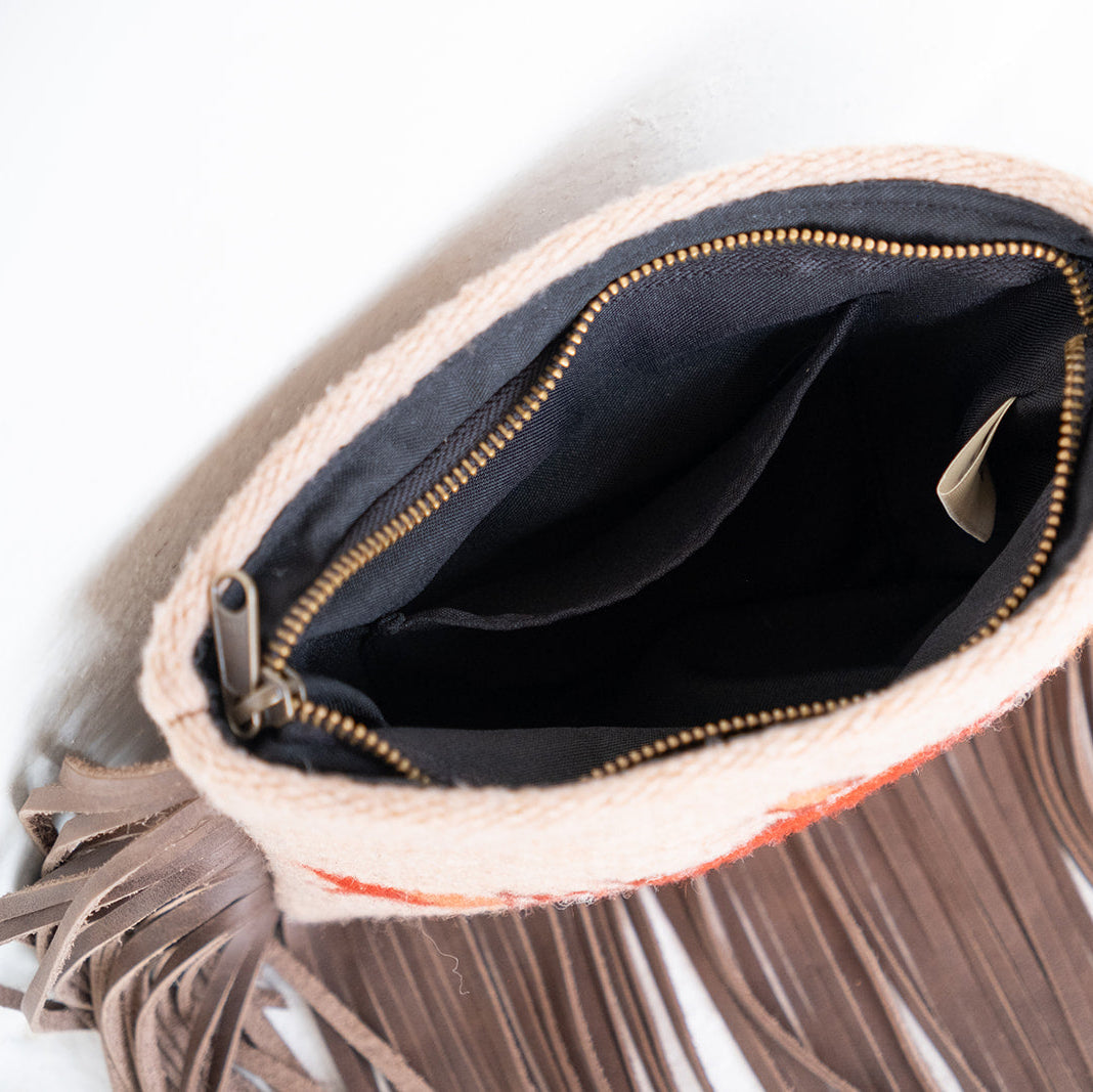 Crisálida Fringe Wristlet