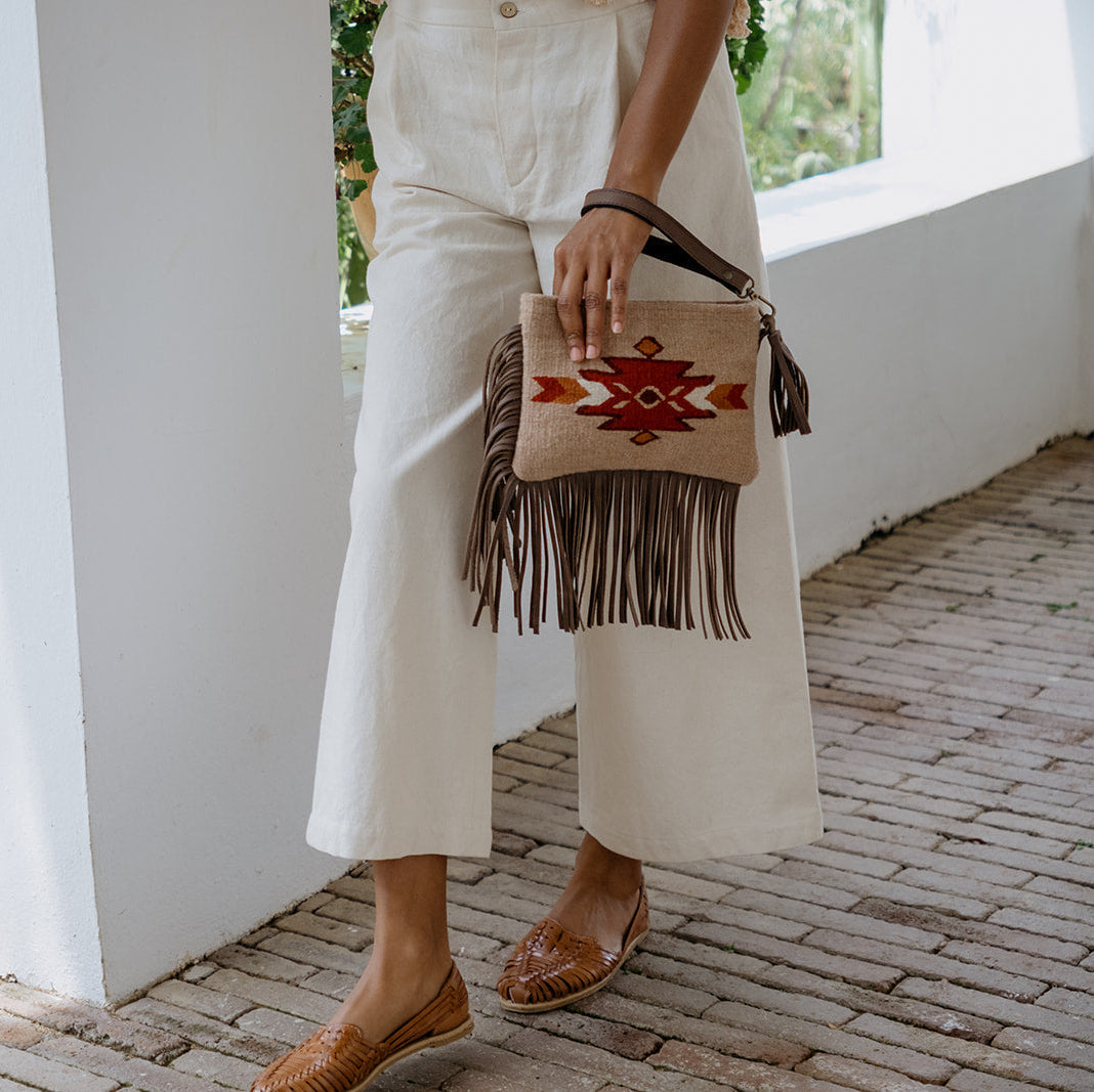 Crisálida Fringe Wristlet