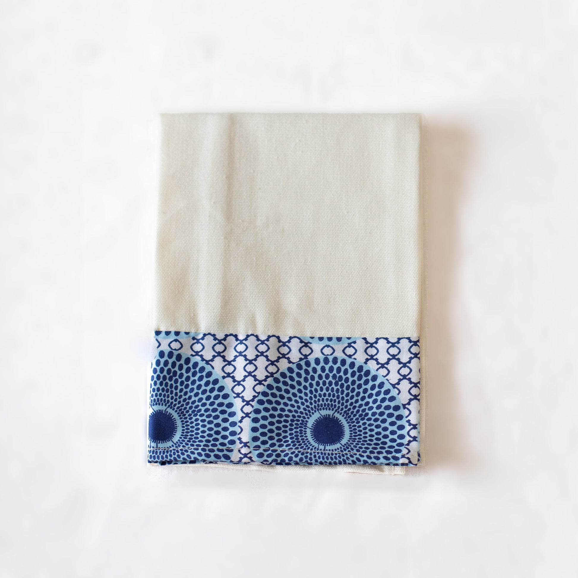 Kitenge cotton cloth napkins with African print border flat lay — Ecodunia