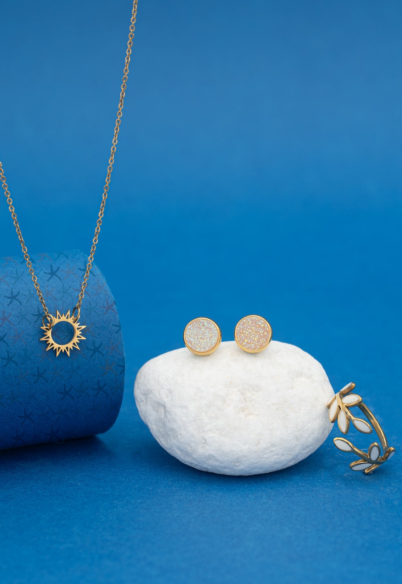 A photo mixing and matching gold jewelry pieces, beautiful jewelry for women, cute gold jewelry set