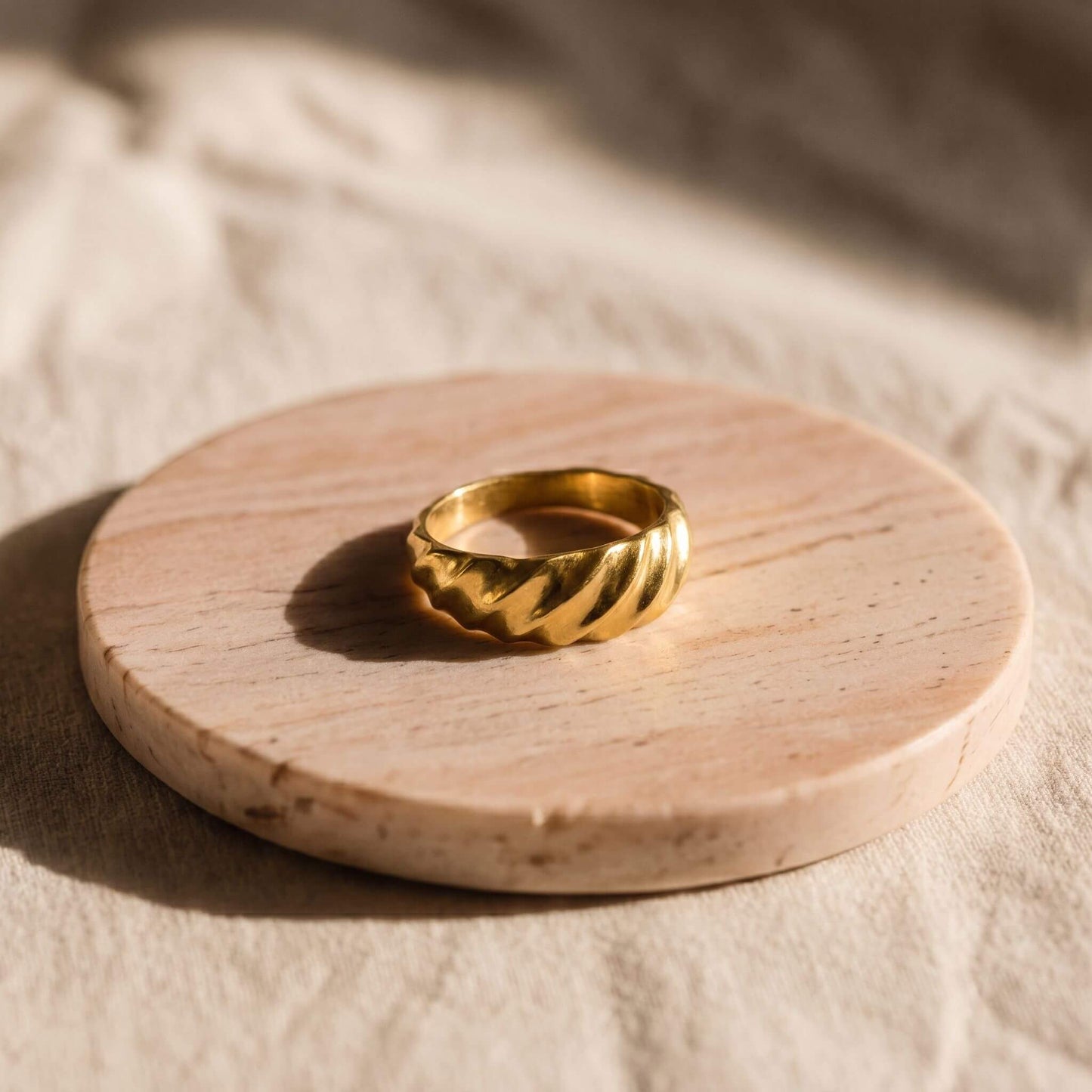 Water Waves Brass Ring | Maji