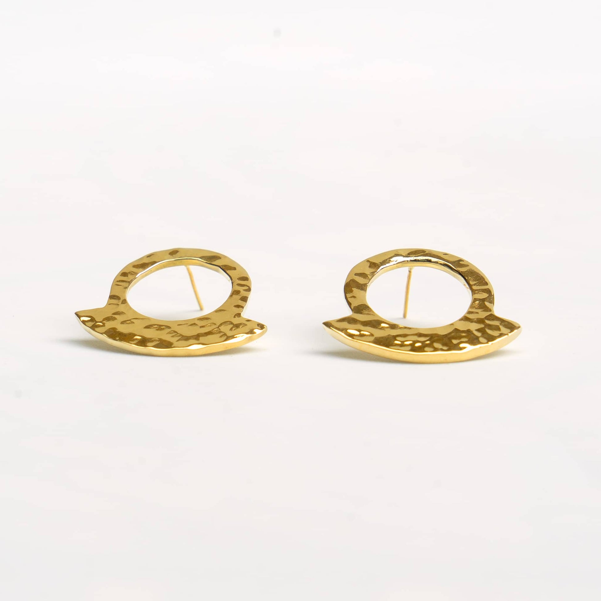 Leo hammered crescent brass hoop earrings flat lay — Ecodunia