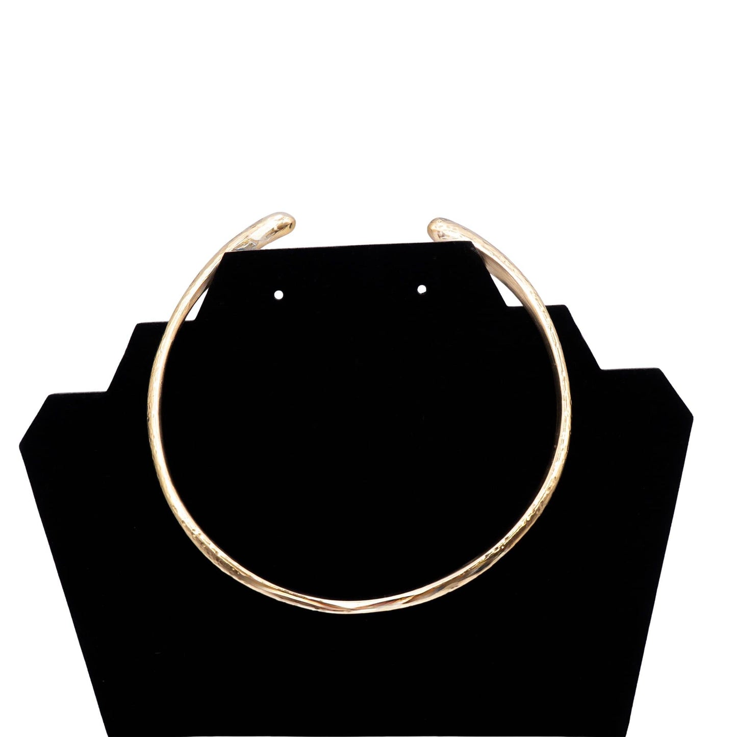 Sana hammered brass cuff choker necklace flat lay on warm surface — Ecodunia