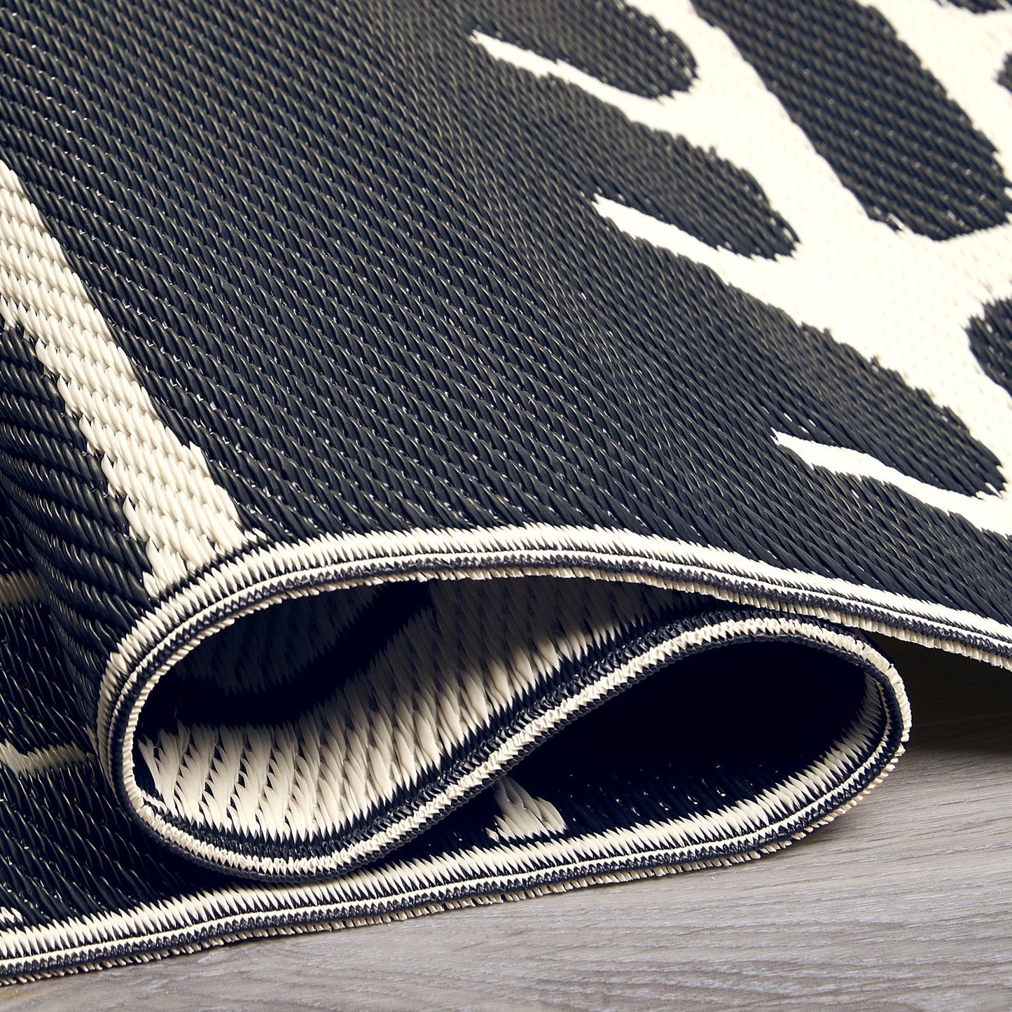 Serowe - Black & White Outdoor Rug for Patio