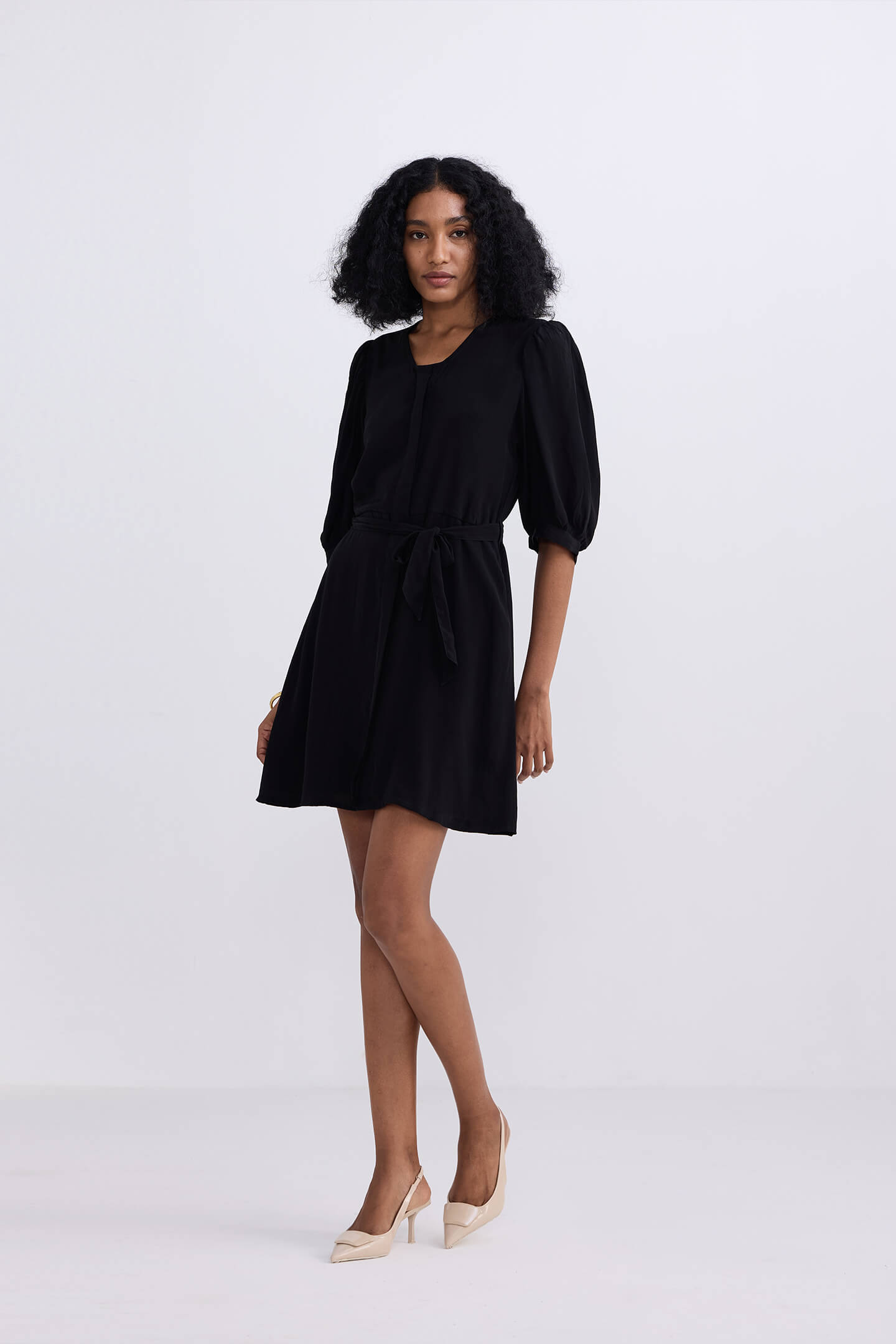 Short Dress with a Waist-tie in Black Side