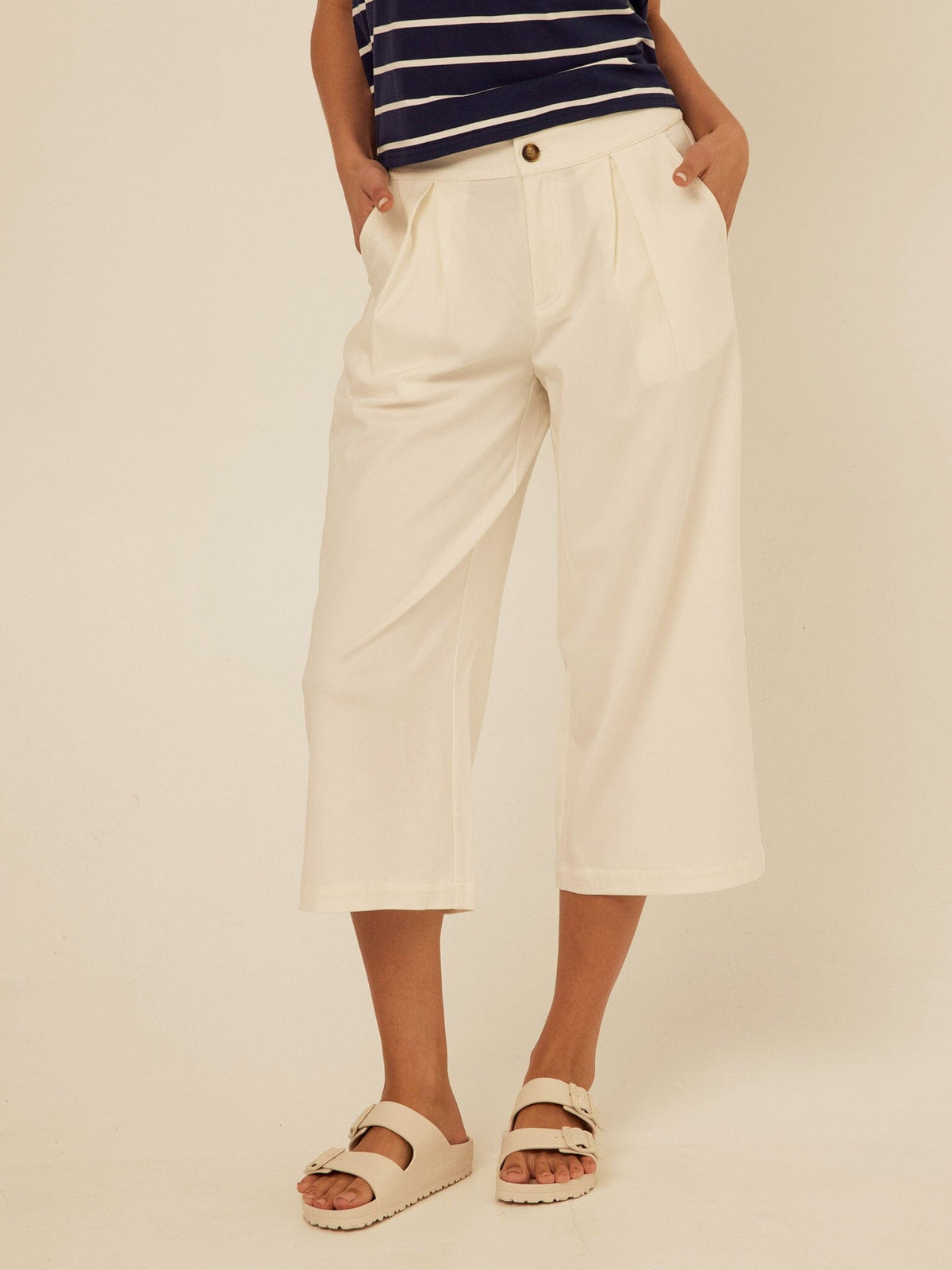 Mikki Stretch Twill Pleated Wide Leg Capri Pant