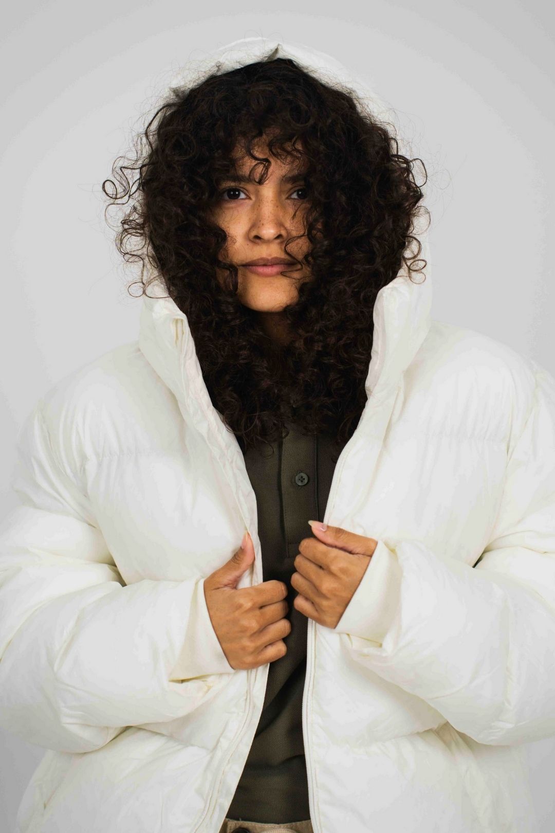 abrigo-plumas-poliester-reciclado-blanco-Greener-02