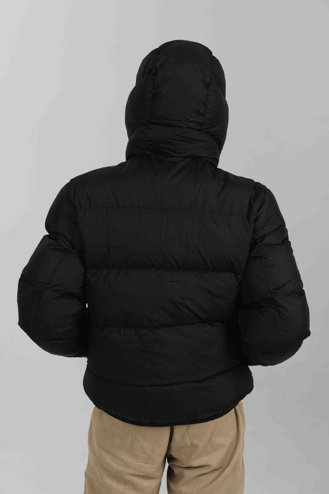 abrigo-plumas-poliester-reciclado-negro-Greener-05