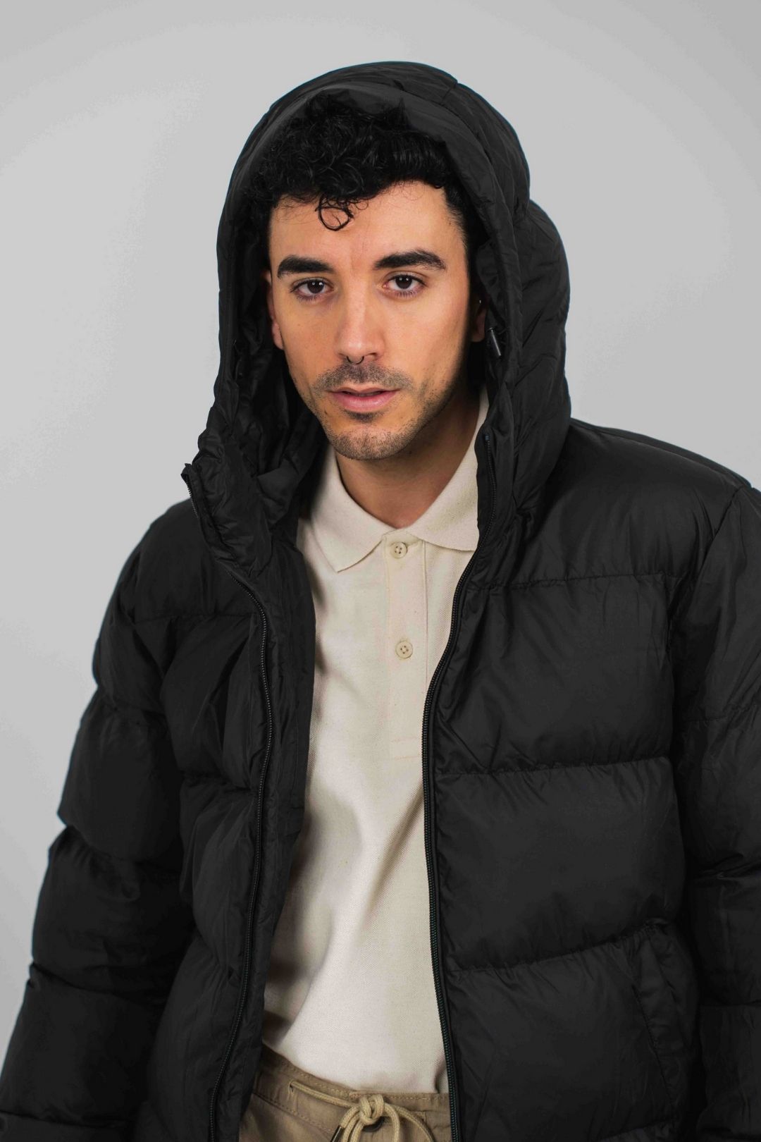 abrigo-plumas-poliester-reciclado-negro-Greener-06