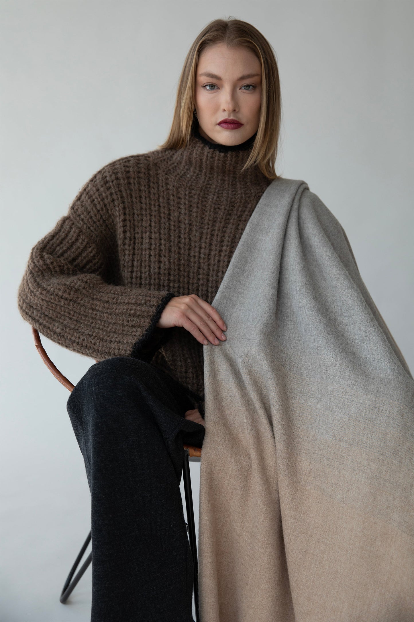 GRADIENT WEAVE THROW - TAUPE