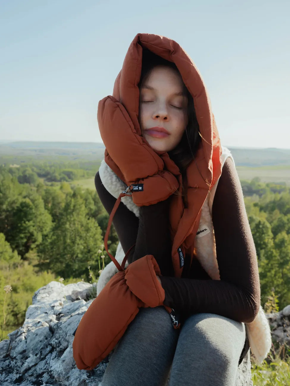 Rust-colored vegan winter gloves made from recycled materials, cozy and padded design. - The New Orchard - ⁠Fresh Cinnamon
