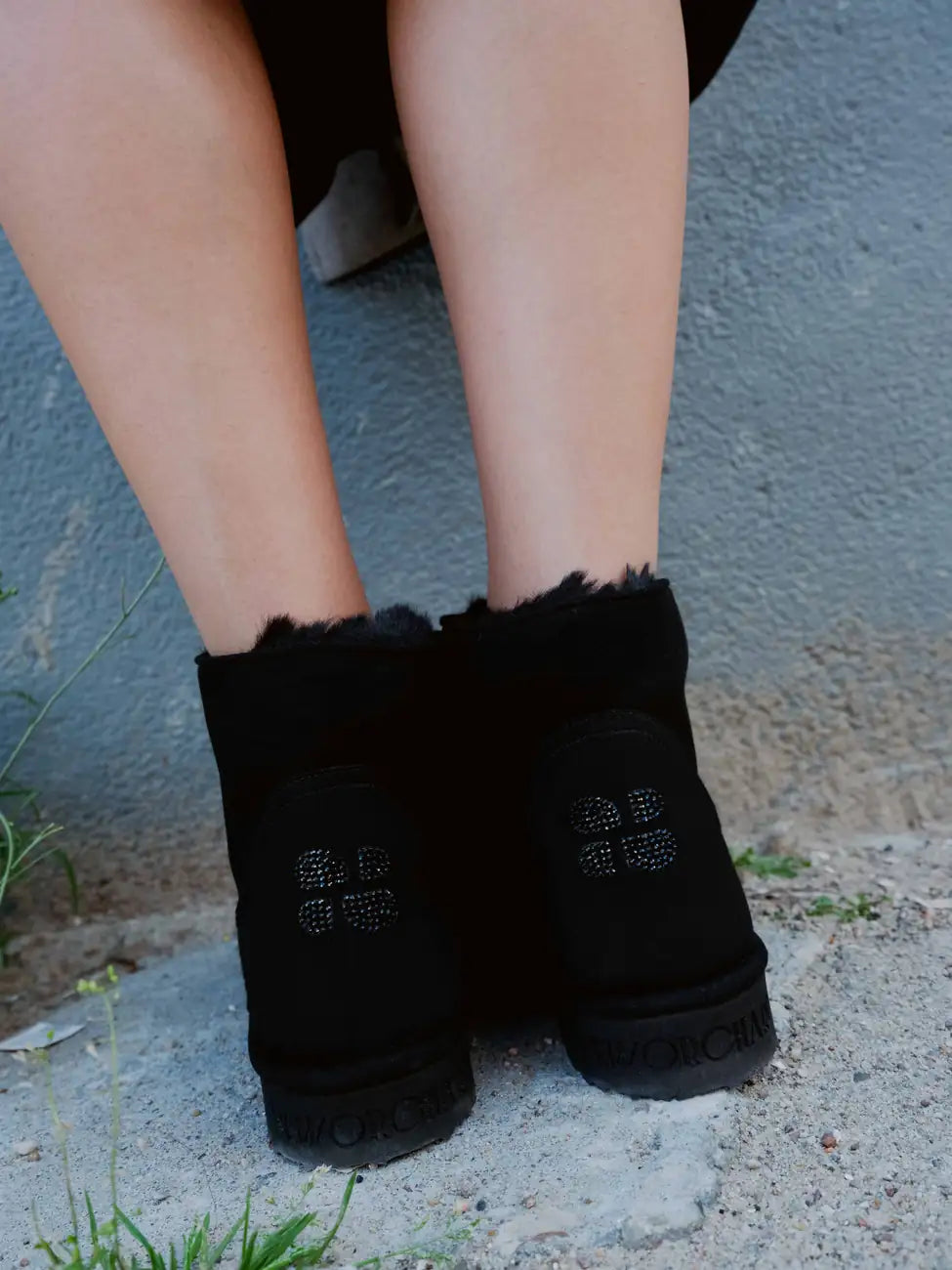 Cruelty-free black ugg-like boots – warm and stylish