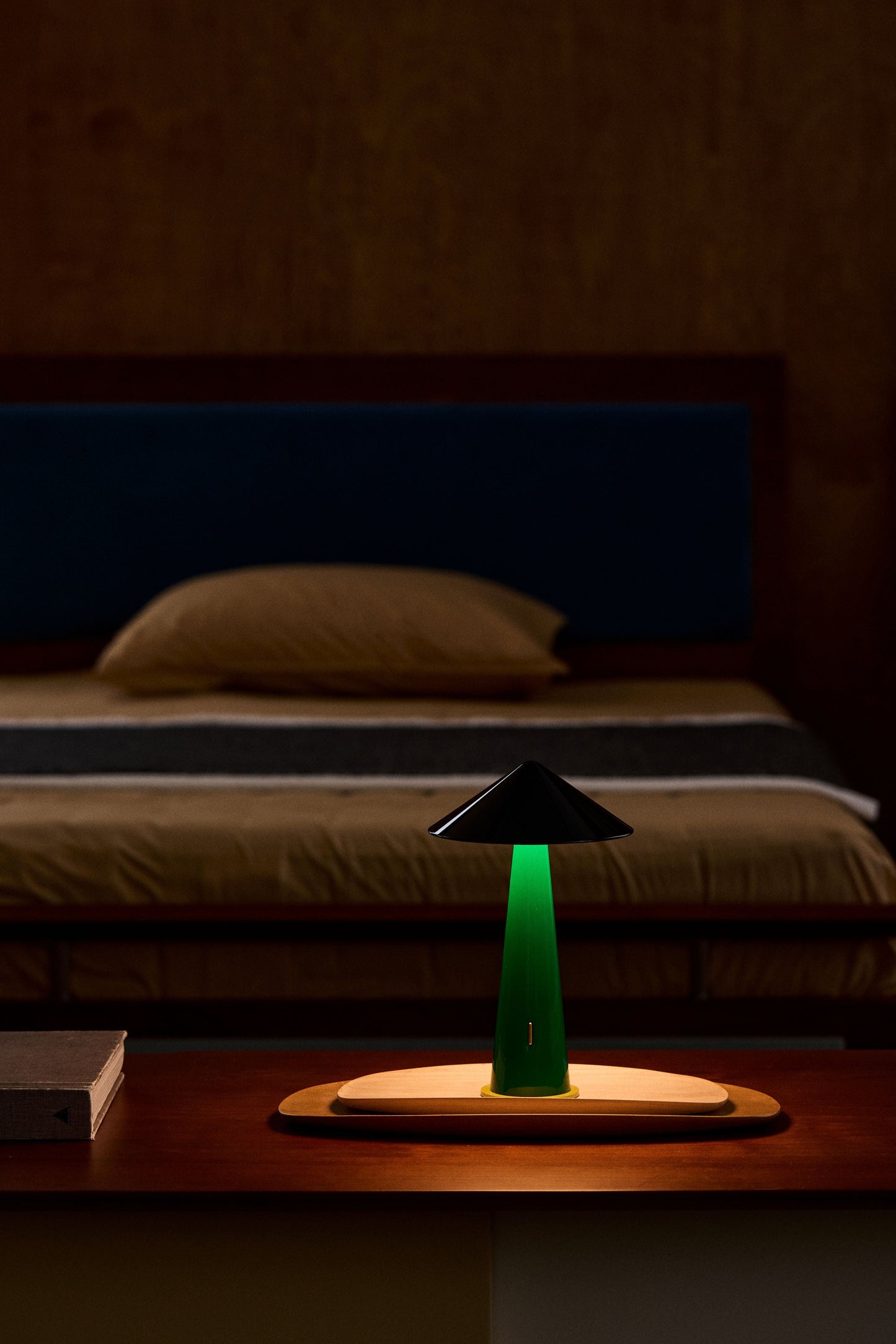 TIPSY Portable lamp - Rich black/Emerald Green