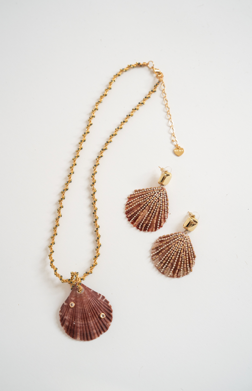 Seashell Scalloped Gem Necklace