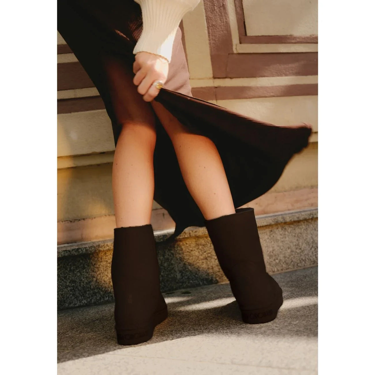 Vegan ugg-like boots chocolate brown with black faux fur
