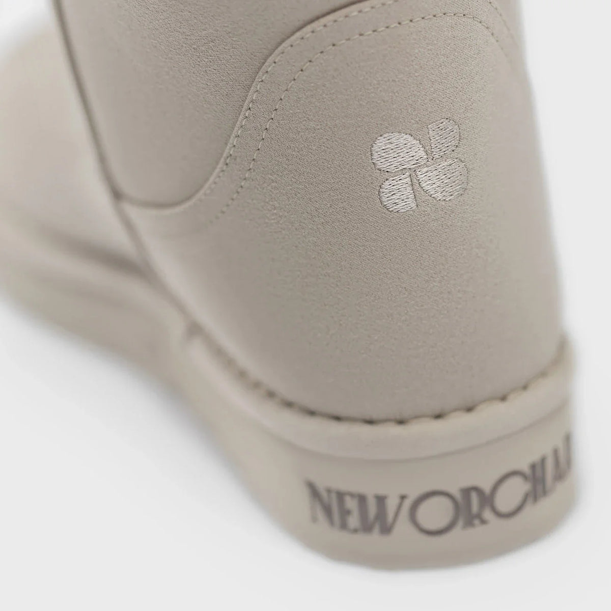 Vegan ugg-style off-white boots with faux fur
