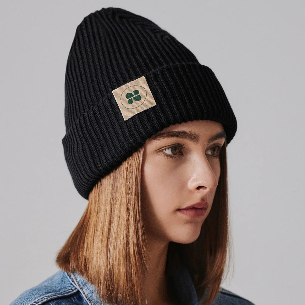 Warm winter beanie in black – cozy and stylish